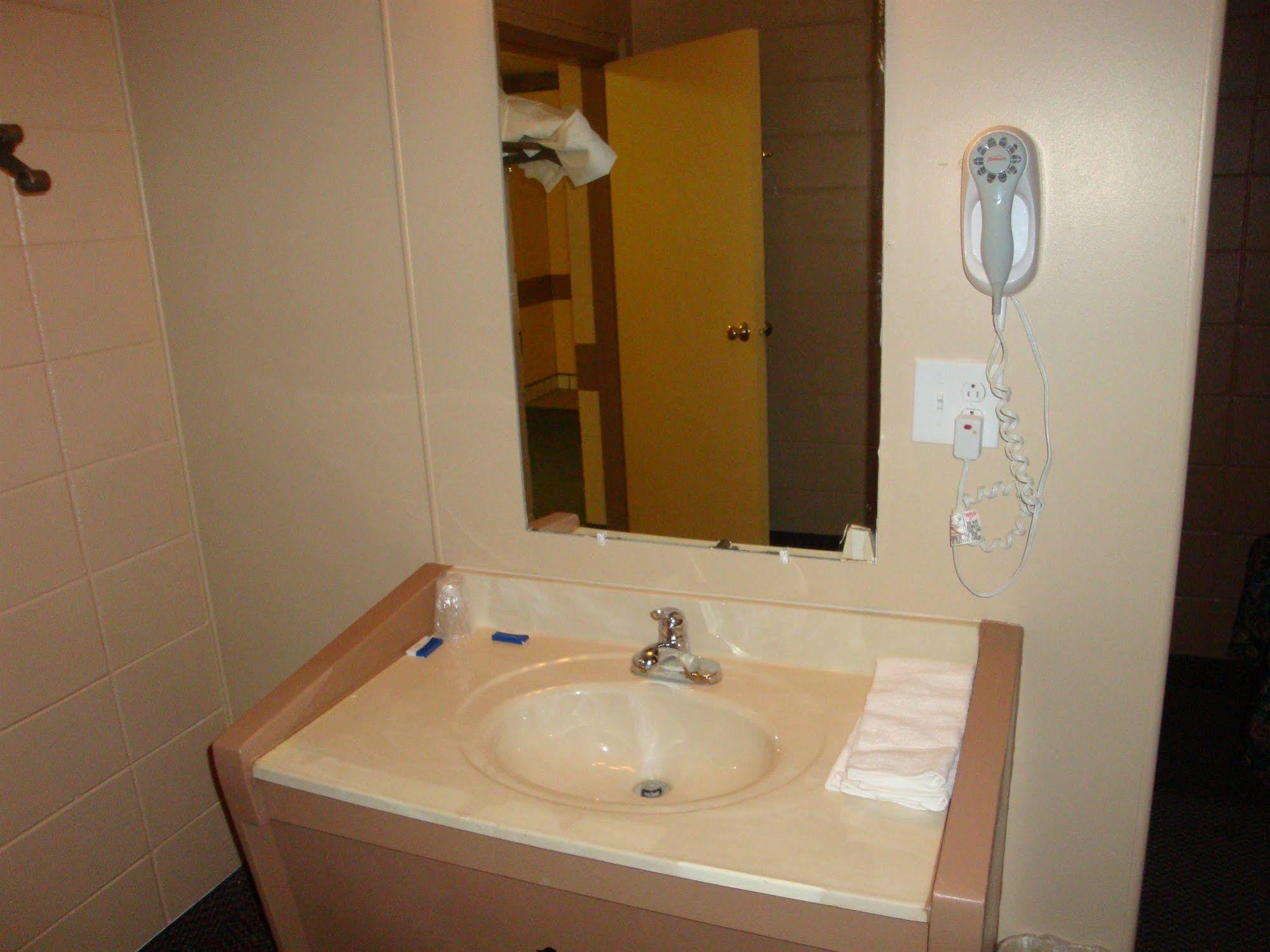 Economy Inn Γκριν Μπέι Εξωτερικό φωτογραφία